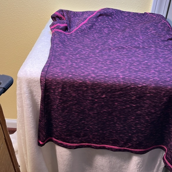 T-shirt by Idealogy size medium spandex, Lycra made Vietnam purple and pink - Picture 7 of 7